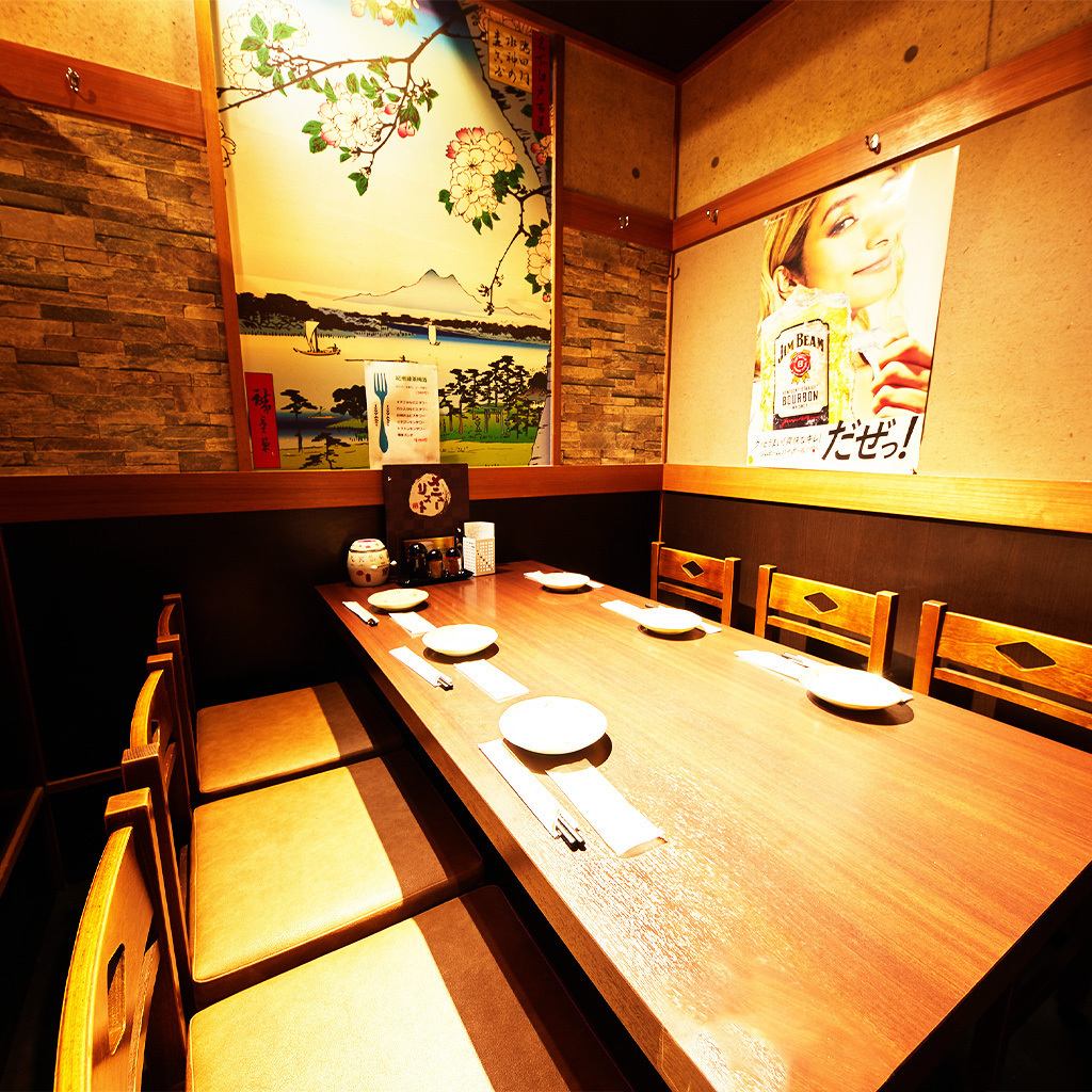 ダウンライトと木の温もりを感じられるおしゃれな店内で飲み会！