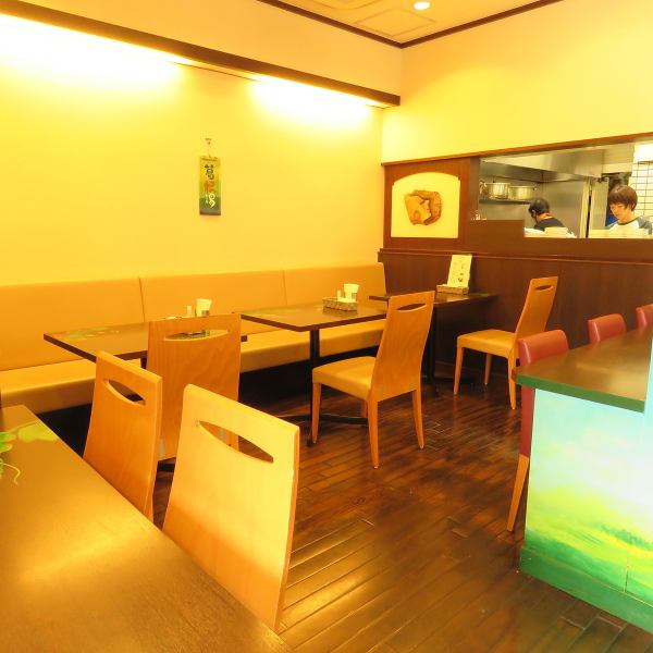 [Table for 2 or 4 people x 8 tables in total] Table seats where you can sit comfortably.Please use it in various situations such as company colleagues, family, friends, sightseeing breaks, etc.You can spend a calm time while enjoying the atmosphere inside the store.