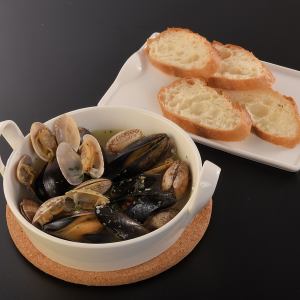 Clams and mussels steamed in white wine with bread