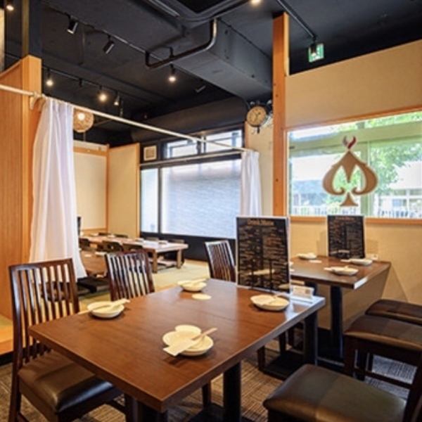 Table seating is available for a maximum of 48 people, depending on the number of people.It is used for a variety of occasions, from girls' parties to company banquets.We will teach you how to meet your various needs, such as a quick drink after work or a meal with friends.