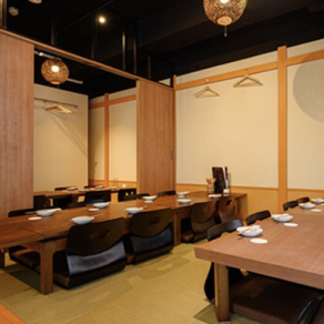 The tatami seating is very welcoming for both large and small banquets. There are partitions, so we can accommodate requests for exclusive use of the tatami seating only, depending on the number of people and the occasion.