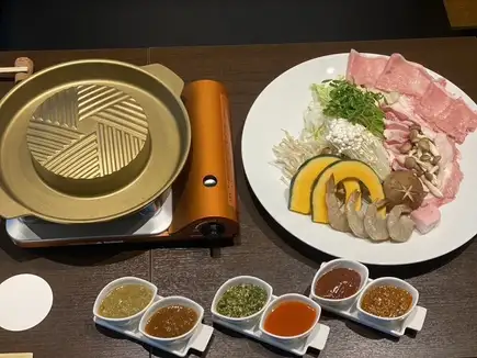 Enjoy a new kind of all-you-can-eat experience with yakiniku and hot pot! ACE MEAT Hot Pot + 2-hour all-you-can-drink course: 5500 yen