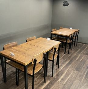 木目調のテーブル席を2つご用意しております♪