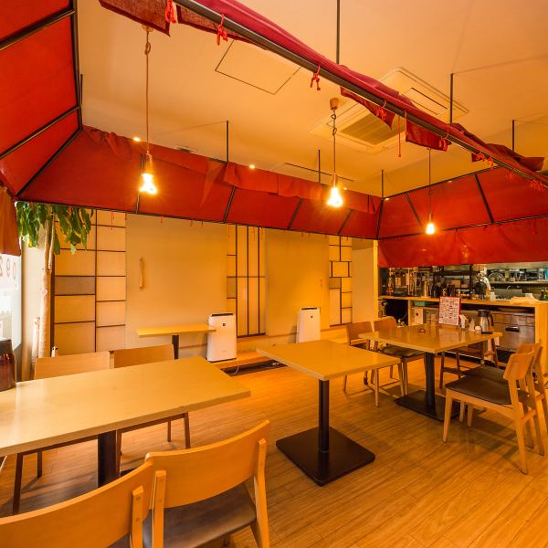 【洗練された雰囲気】店内の天井から下がっている赤い布が独特な雰囲気。居心地が良く寛ぎながらお食事をお楽しみ頂けます。大人数での宴会も承っておりますので、ご相談ください♪