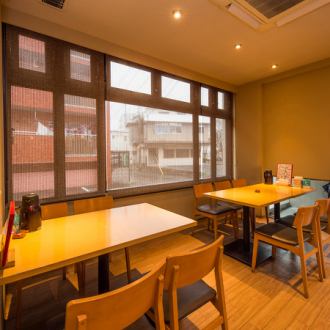 《2名様×3卓》お一人様やカップル、友人同士などで利用できるテーブル席です。