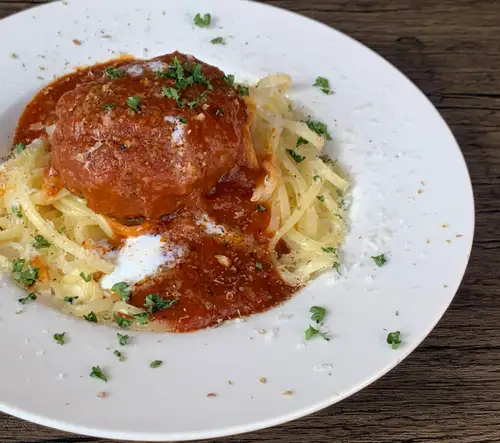ハンバーグを崩して食べるミートパスタ