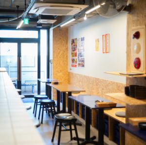 人数様によってテーブル席は柔軟に連結可能