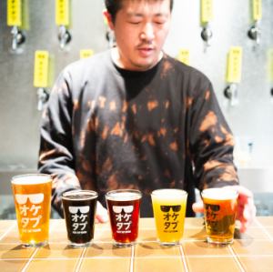 注文したビールが目の前で注がれる臨場感バツグンなカウンター席