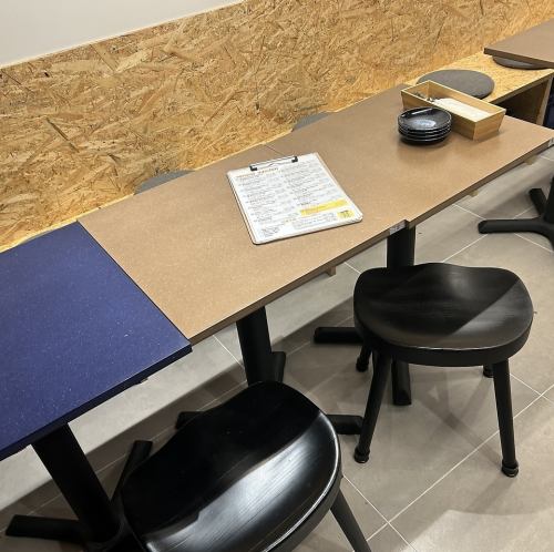 【テーブルは4名様掛けが6席ございます。】