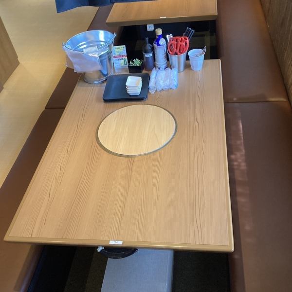 We have sunken kotatsu seats and table seats! The seats can be connected, so we can also accommodate large banquets.