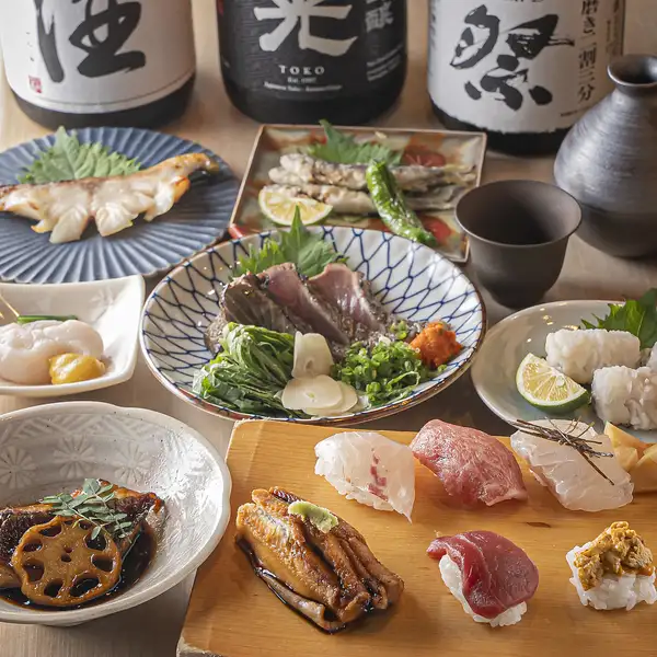 仕入れは店主が毎日厳選する「天然の鮮魚」のみ。極上の寿司や一品料理へと仕立てる贅沢なおまかせコース。