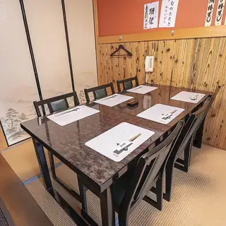 2階席は4名様席の半個室から、14名様までのご宴会に対応可能なテーブル席をご用意しております。