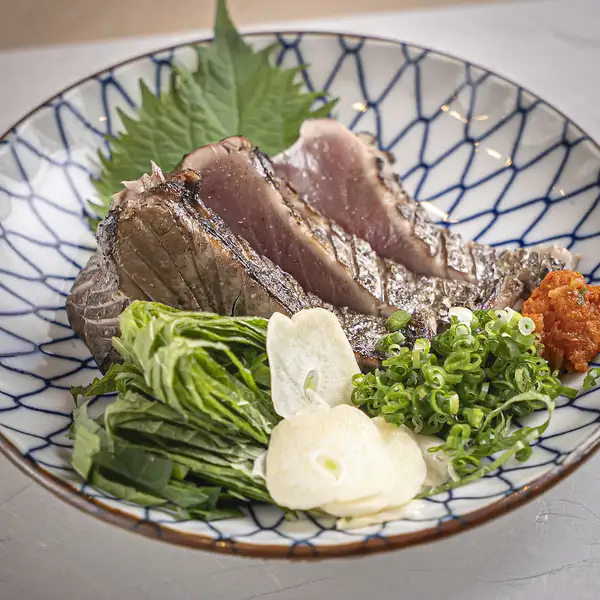 香り豊かな「わら焼き」で味わう鮮魚。表面香ばしく中はレア、高温仕上げの旨味を味わえます。