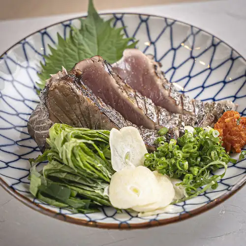 香り豊かな「わら焼き」で味わう鮮魚。表面香ばしく中はレア、高温仕上げの旨味を味わえます。