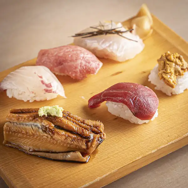 仕入れは天然物のみ！その日一番の鮮魚を贅沢に味わう寿司盛り合わせ。極上の鮮度と素材本来の旨味をぜひ。