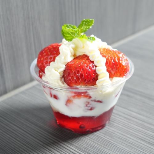 【デザート】いちごとローズのミニパフェ