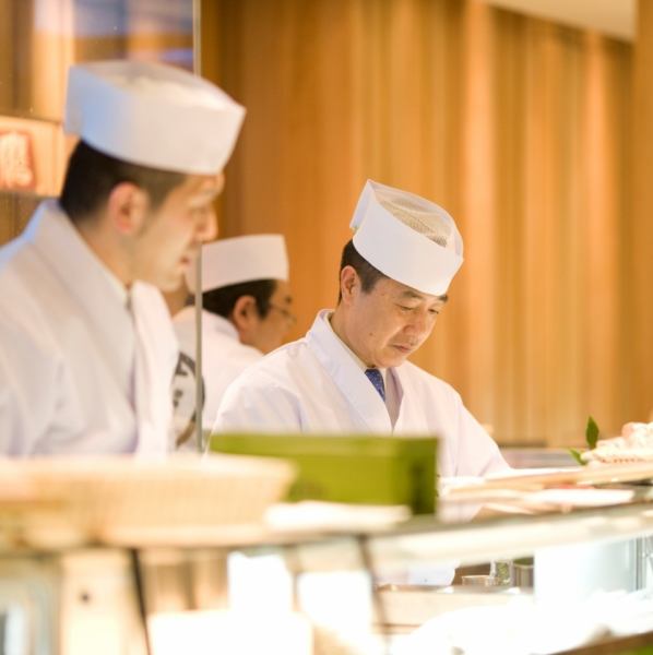 丰富的食材和易于食用的寿司饭之间的完美平衡！Takumi拥有的最好的寿司每件100日元起！