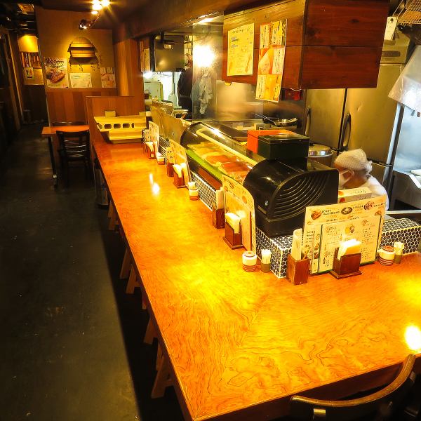 [Available for a casual stop or a quick drink] Counter seats allow you to see the craftsmanship up close and feel free to use even if you are alone! You can get up close to the chefs and see the techniques of the Edomae sushi chefs with your own eyes. You can see it in front!