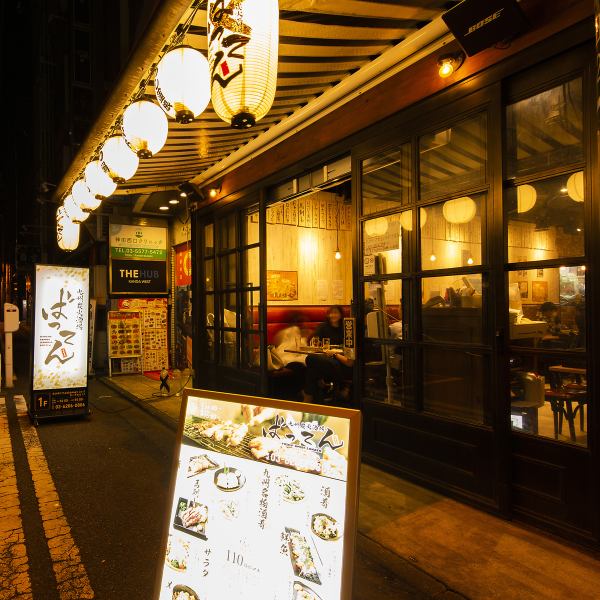 【神田駅西口徒歩1分の好立地宴会】お仕事帰りなどのちょっとした飲み会などにも最適です。情緒漂う空間で絶品料理と種類豊富なお酒とともにお楽しみください。落ち着きある空間は雰囲気抜群！温かな照明と洗練された装飾。テーブル席やテラス席もご用意しておりますのでお気軽にお問い合わせ下さい【神田 居酒屋】