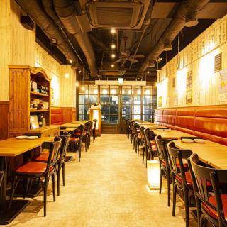 広々として解放感ある店内での貸切宴会は最大50名様までご利用可能！大人数での宴会は当店へお任せください◎お得なご宴会プランやクーポンを多数ご用意しております！宴会場は大人気のため早めのご予約がオススメです！端から端まで顔を合わせることができますので一体感のあるご宴会が可能となっております！
