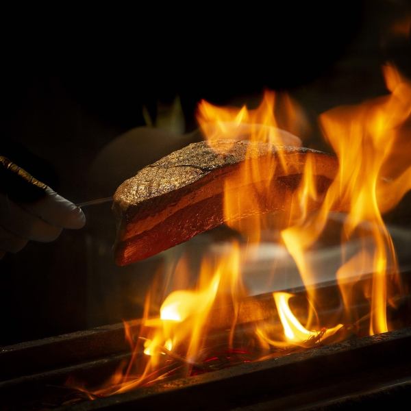 『藁焼きかつおの塩たたき』藁で一気に焼き上げることで、外は香ばしく、中はしっとりとした鰹の旨みを◎