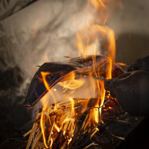 『カツオのタタキ』藁で一気に焼き上げることで、外は香ばしく、中はしっとりとした鰹の旨みを◎