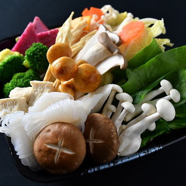 Plenty of vegetables to detox! More than 18 kinds of domestically produced vegetables! Replenish both deliciousness and beauty in a hot pot♪