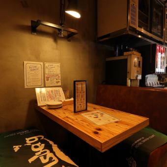 【店内一部のお席はソファー席を完備】