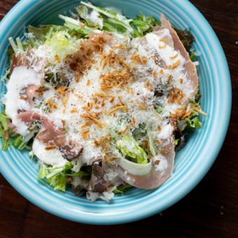 半熟卵と生ハムのシーザーサラダ