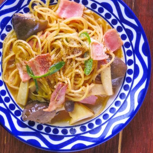 青唐辛子とキノコの和風バター醤油パスタ