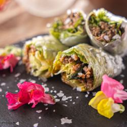 [Bao] "Fresh spring rolls with Japanese black beef and Kujo leeks."