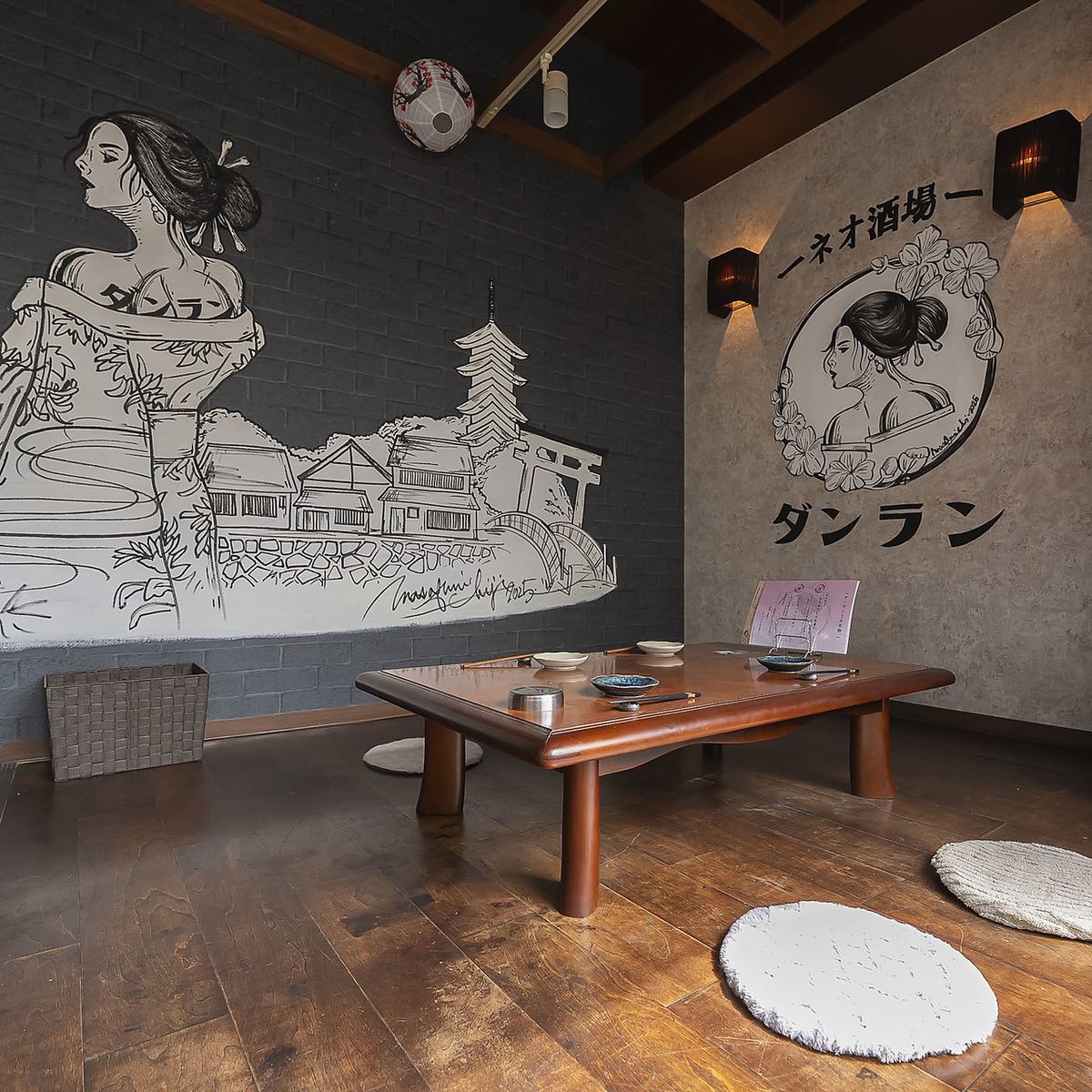 在一家时尚餐厅享用一顿愉快的晚餐。