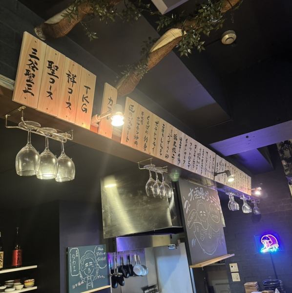 【吧台◆】吧台有五个座位,所以即使你一个人,也可以舒适地享用美食。我们明亮温馨的餐厅会让您宾至如归,用餐愉快!欢迎随时光临!