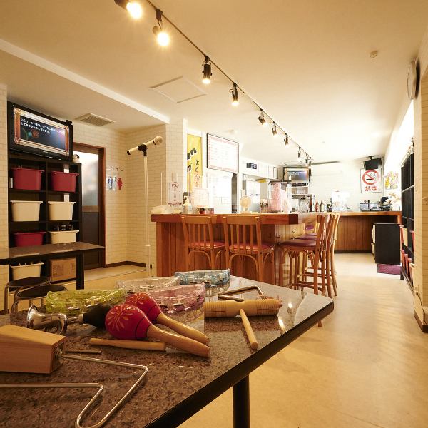 白を基調とした清潔感溢れる店内は賑やか雰囲気♪照明も明るく店内を照らし、活気ある雰囲気を演出します◎男性はもちろん、女性のお客様も大歓迎です！安心してご来店いただけます。女子会や宴会、二次会にどうぞ！