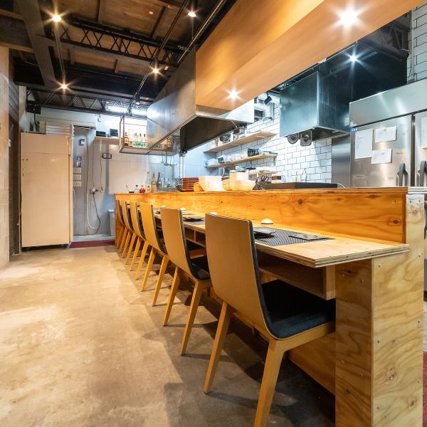 At the stylish counter seats, you can see up close the skills of the owner, who has been facing the cuisine for many years.You can enjoy chatting with the lively storyteller, or you can have a date or have fun with friends at the tail counter.It can be used in various situations.