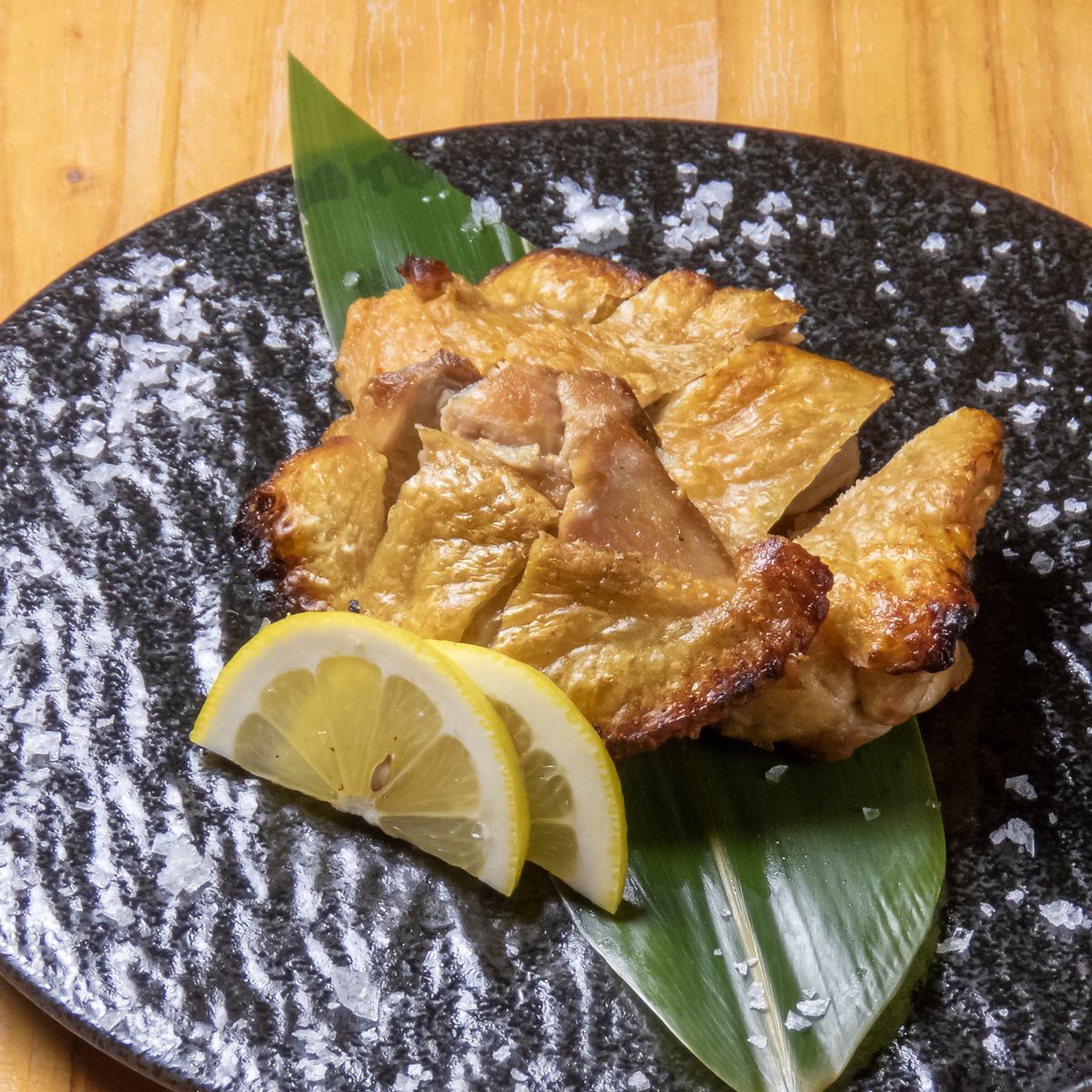 Enjoy charcoal-grilled domestic chickens such as Okayama's Shinrindori and Tokushima's Awaodori chicken.