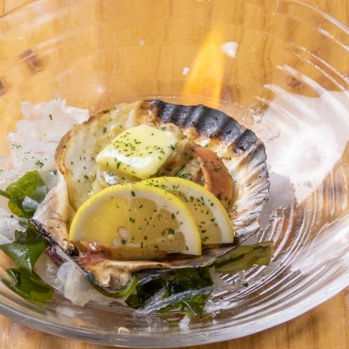 Grilled scallop with butter and soy sauce (one piece)