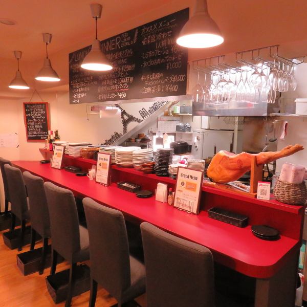 The counter seat popular with regulars is a special seat where you can enjoy the savory scent of charcoal grill and talk with the chef ♪