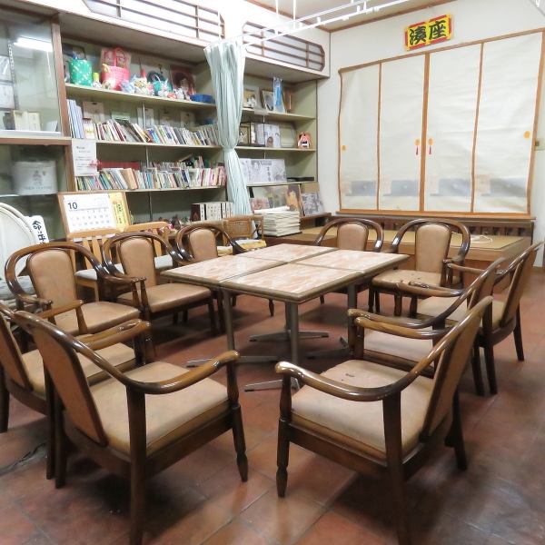 どこか懐かしい地元の大衆居酒屋。三代続く伝統のねぎ焼きと、厳選食材を使った炭火焼き料理が自慢です。昼飲みも大歓迎で、11時から元気に営業中。温かな雰囲気の中、常連さんとの会話も弾み、ふらっと立ち寄れる心地よさが魅力。貸切利用もお気軽にご相談ください。