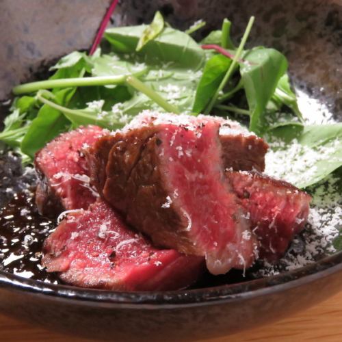 肉の旨みがたまらない！和牛ヒレ炭火焼き