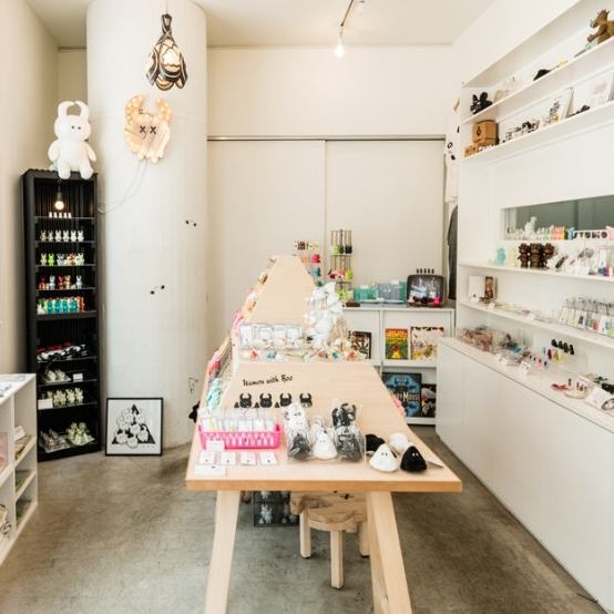 店内には店主である高木哲哉氏の妹である高木綾子氏の手がけるキャラクターUAMOUのアートギャラリーも併設されております。遊び心をくすぐる店内はまさに楽しさ溢れる空間になっているので貸切パーティーには最適♪♪もちろんお一人様も気さくな店主が首をなが~くしてご来店をお待ちしております♪♪