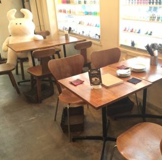 4名掛け2テーブル、2名掛け4テーブルをご用意。