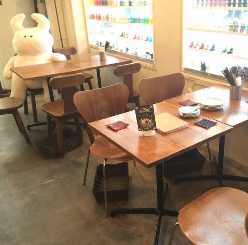 4名掛け2テーブル、2名掛け4テーブルをご用意。