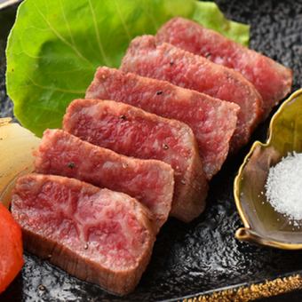 Low-temperature charcoal grilled Wagyu beef