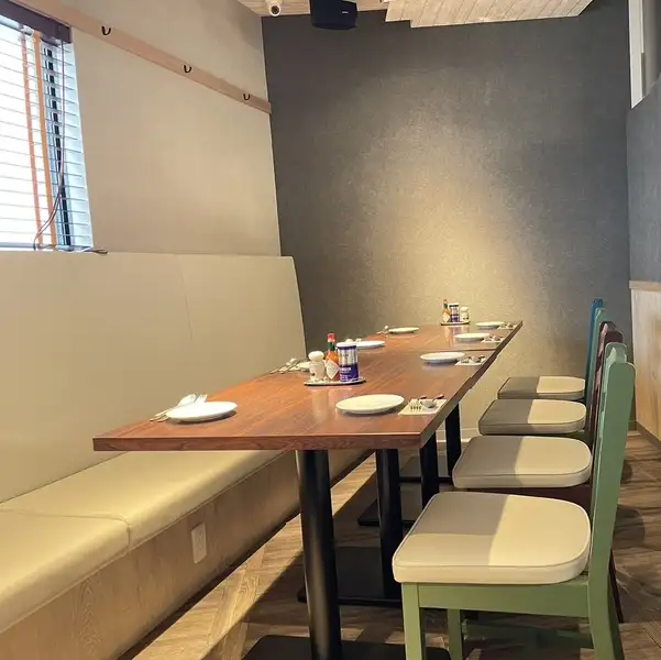 プライベート感のある個室をご用意。8名～10名様の少人数での会食や女子会に最適な空間から、20名様まで対応可能な広々とした個室まで完備しております。落ち着いた雰囲気の空間で、周りを気にすることなく美味しいお食事と楽しい会話を心ゆくまでご堪能ください。各種ご宴会や特別な集まりにどうぞ◎