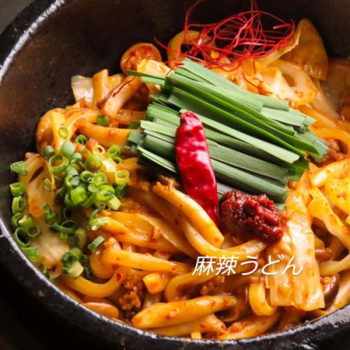 こんばんは🤓🍺ユニバーサルダイニング宇都宮店です🔆｡°まだまだあちちな日が続いてますが、ユニバでは秋のおすすめが続々と登場してます✨

今回は【マーラー焼きうどん】860円
辛さと旨みが絶妙で辛いのがあまり得意じゃない私でもついつい食べたくなる石焼きでお出しするアツアツだけど、美味しくてついつい箸がのびる一皿😆
ビールやサワーのつまみにもなる万能なうどんをぜひ✨9月30日迄楽しめます🌶✨

今月のおすすめのパフェは【梨のパフェ】その時の仕入れによって品種が変わるので、2回食べてもまた別な梨が楽しめます❤

そしてそして、9月いっぱい迄はインスタの980円飲み放題見たで
【2時間飲み放題が980円に✨】※1グループ8名様迄OK
今回は特別乾杯1杯目は生ビールも🍺含まれます😆

それでは本日もよろしくお願い致します🚪✨
営業時間は週末金土は26:00迄

#麻辣焼きうどん
#⁡980円飲み放題
#個室⁡
#飲み放題
⁡#宇都宮居酒屋⁡
#栃木グルメ
#宇都宮グルメ
⁡#栃木⁡
⁡#宇都宮⁡
⁡#東武宇都宮⁡
⁡#オリオン通り⁡
⁡#ユニバーサルダイニング宇都宮店
