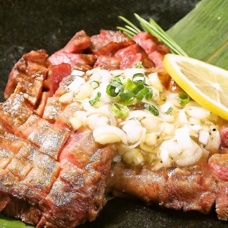 Thick-sliced green onion and salt grilled beef tongue