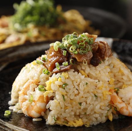 Garlic fried rice with shrimp and beef tendon