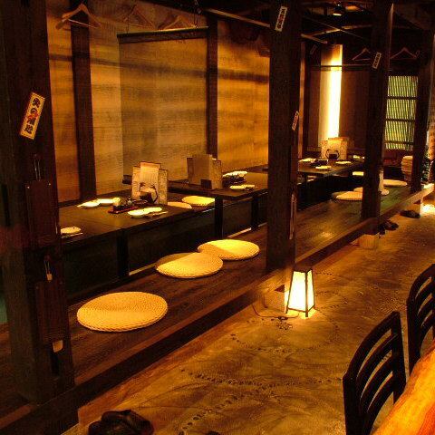 ゆったり掘りごたつと立派な一枚板の広々カウンター席♪