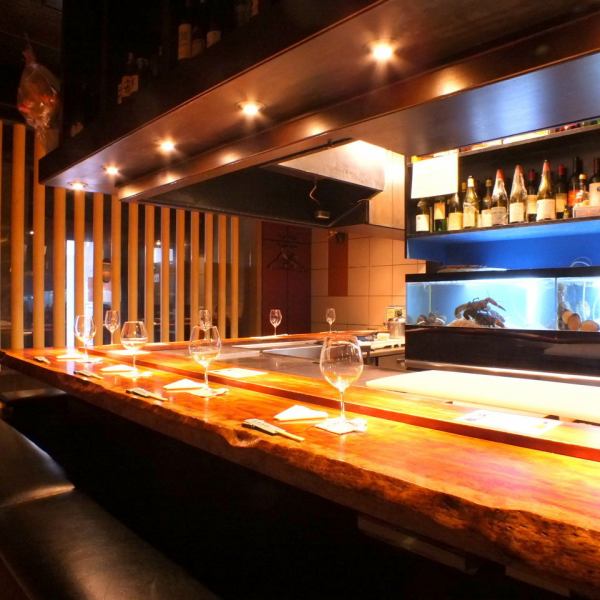 店内は全席カウンターの落ち着いた雰囲気。シェフとの会話もお楽しみ頂けます。貸切も8名～OKです！！